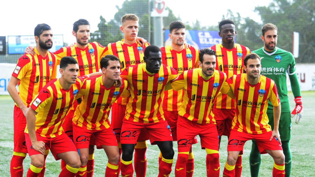 Equipo inicial con el que el Lleida saltó al campo de la Peña Deportiva el pasado domingo.