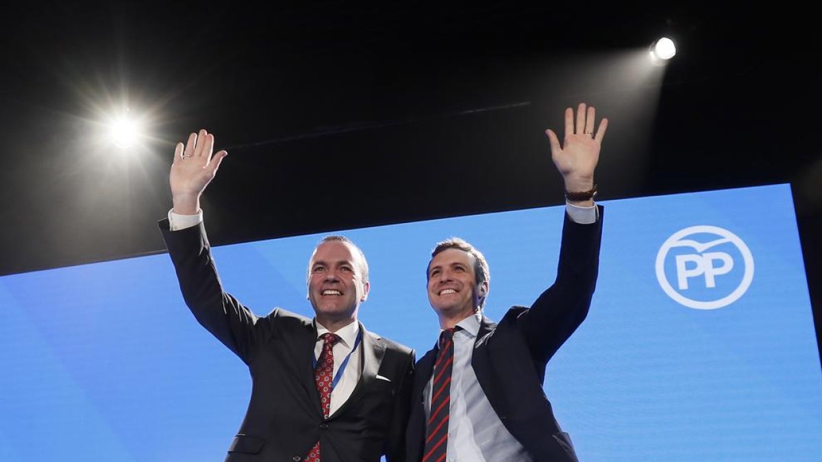 Pablo Casado i Manfred Weber, ahir a Sevilla.