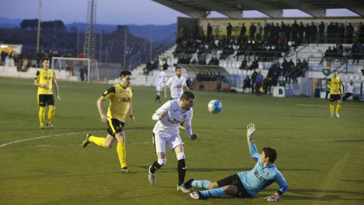 Un jugador local remata amb el porter del Balaguer batut, en una de les jugades del partit d’ahir.