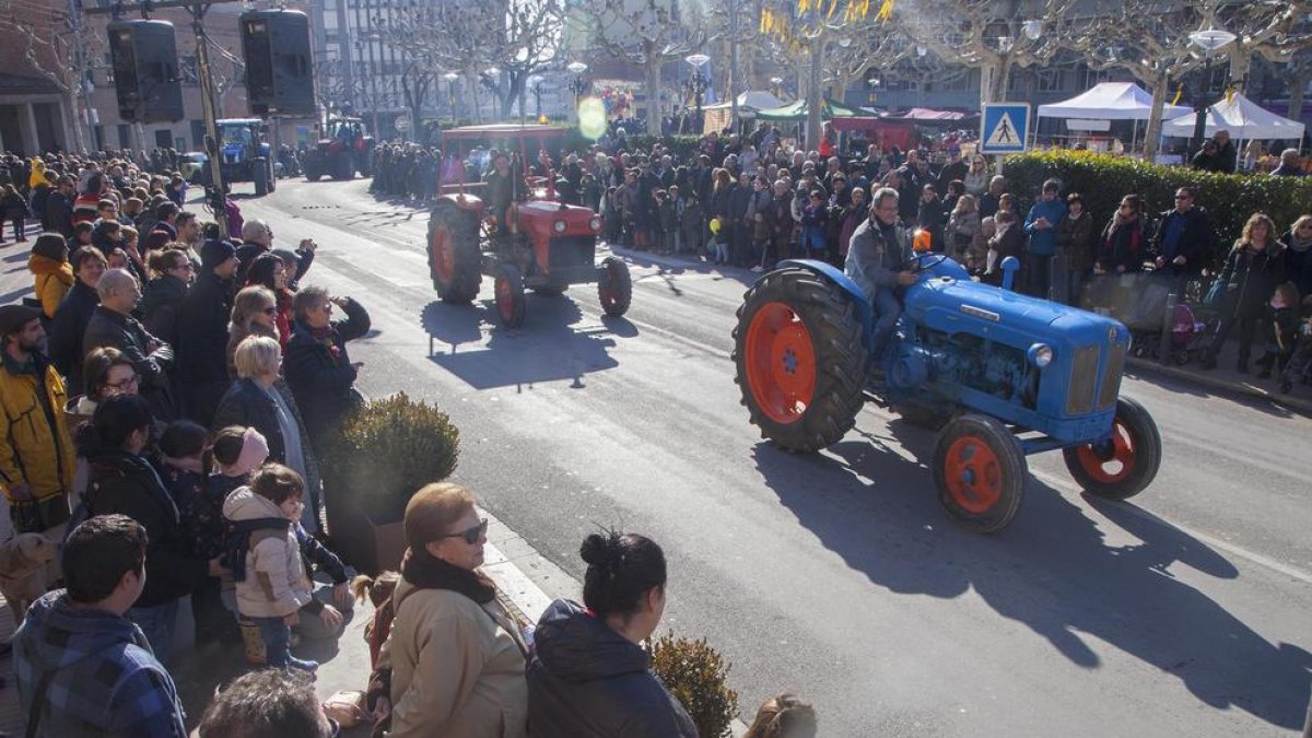 Varios tractores desfilando ayer en uno de los Tres Tombs ante miles de personas en El Pati de Tàrrega.