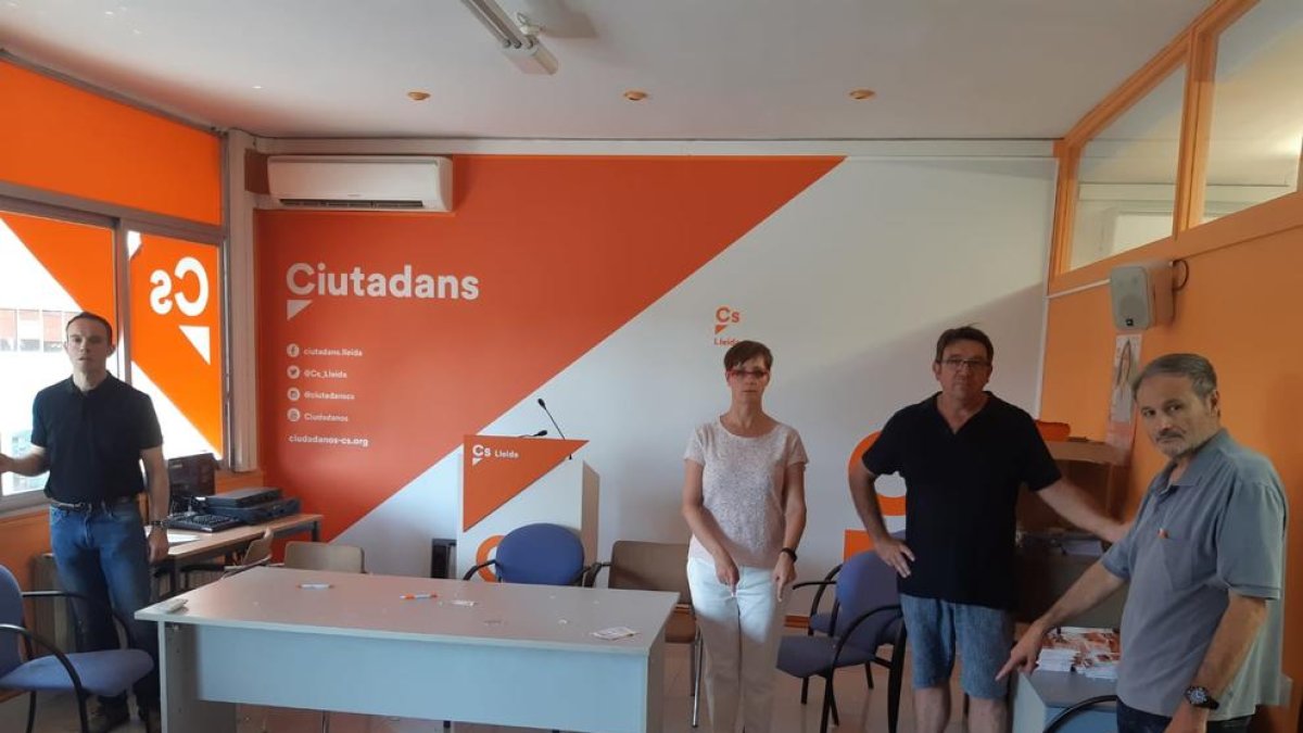 Lanzan piedras y pinturas contra la sede de Ciudadanos en Lleida