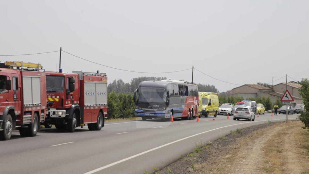 Heridos leves ocho pasajeros de un autocar en un choque con un camión en Lleida