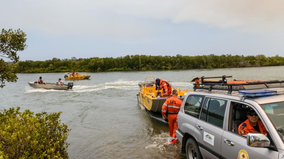 Los equipos de emergencia rescatan a afectados por las riadas.