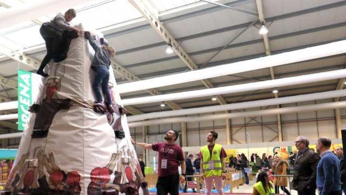 Els més petits formen part del món casteller a