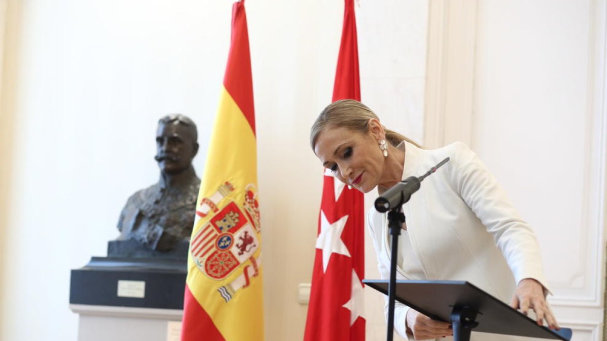 Imagen de la expresidenta de la Comunidad de Madrid, Cristina Cifuentes, anunciando su dimisión.
