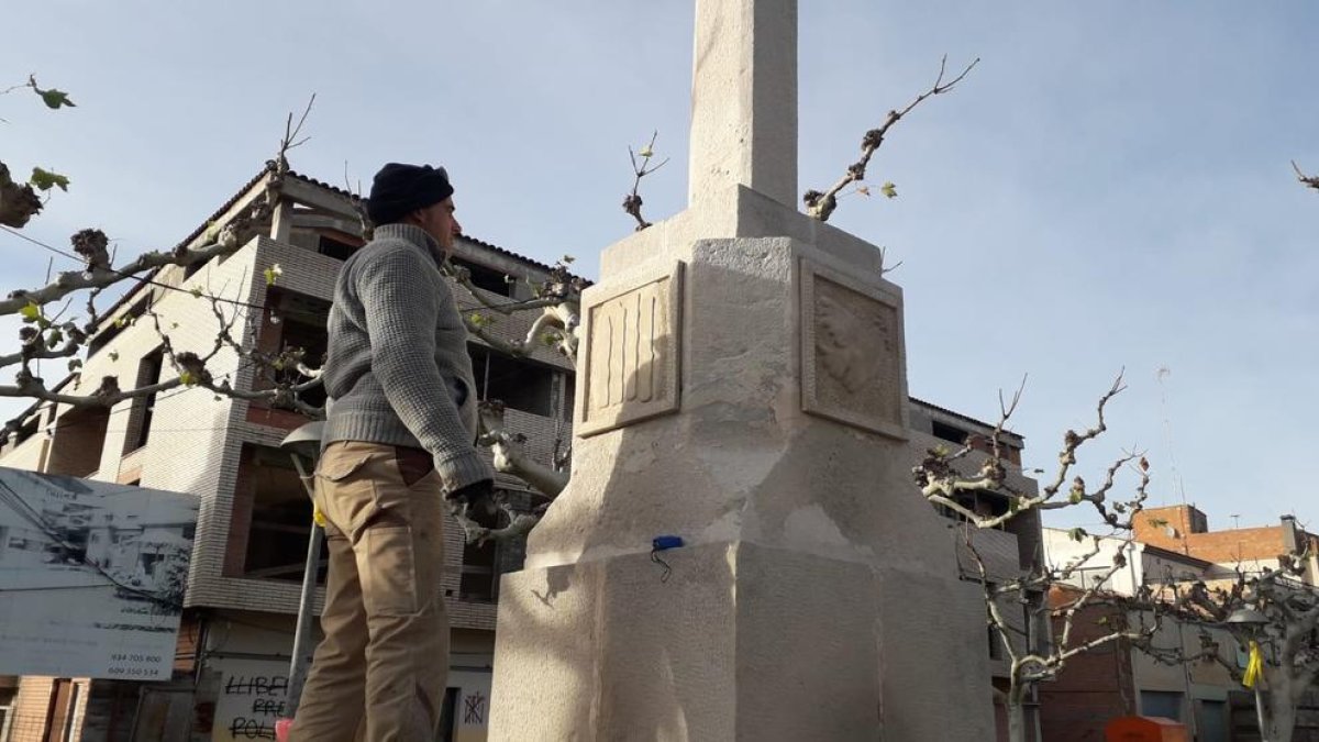 Trabajos para retirar símbolos franquistas de la cruz de término.