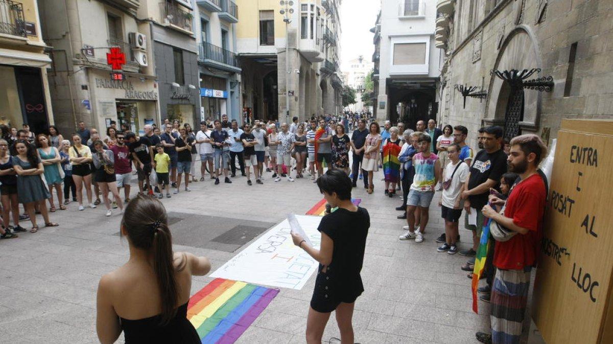 La lectura del manifiesto congregó ayer a un centenar de personas ante la Paeria.