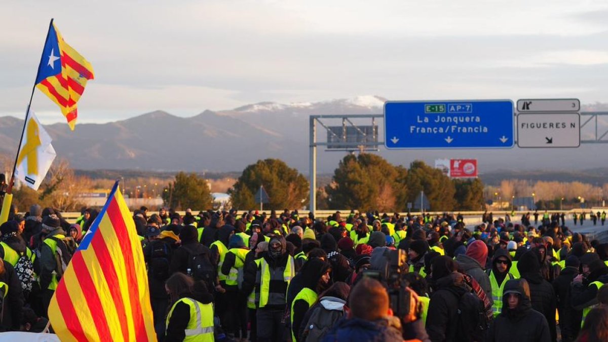 Independentistes tallen l'AP-7 a Figueres i la Diagonal de Barcelona