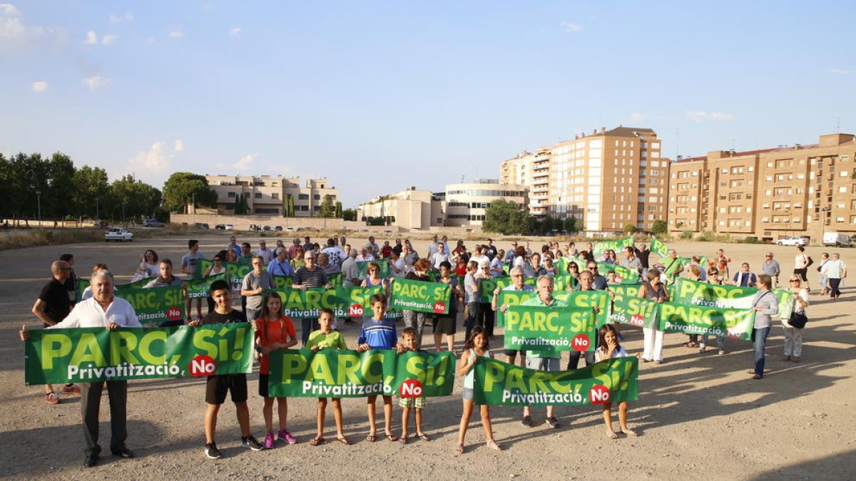 Concentració dels veïns contra la privatització del Parc de les Arts.