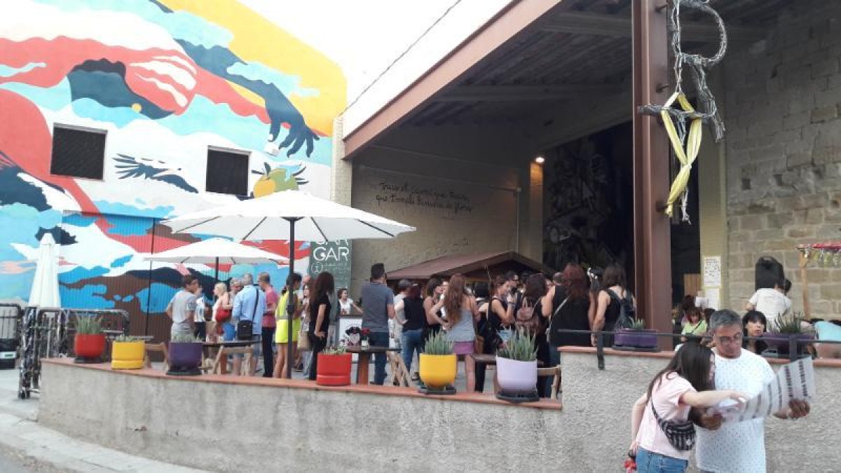 Participants en el maridatge, ahir, al costat d’un mural.