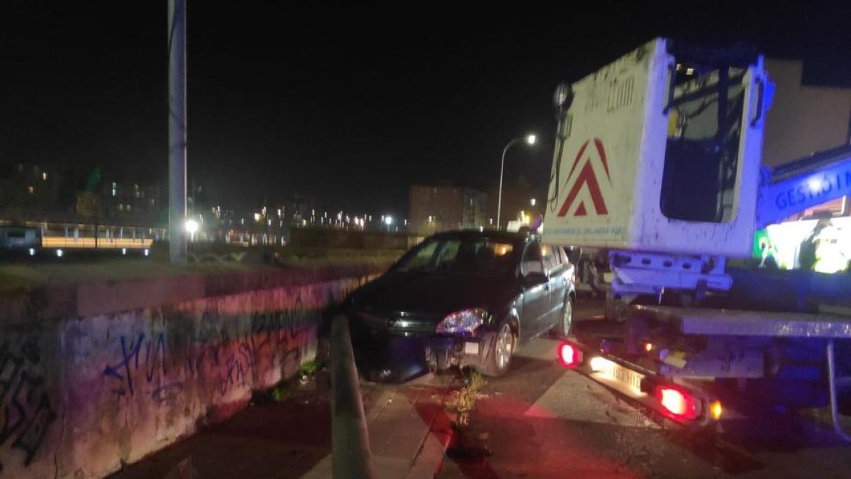 Xoca contra un fanal al barri de Pardinyes