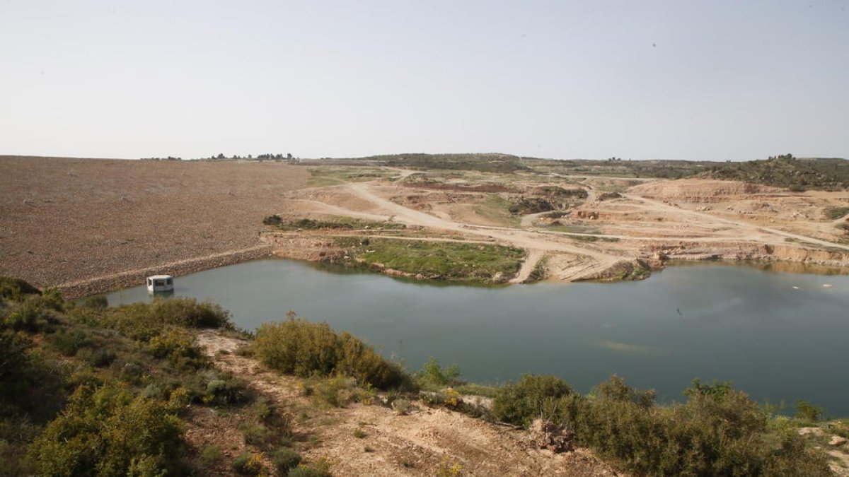 El embalse almacena actualmente 0,9 hectómetros cúbicos de agua procedentes sobre todo de la lluvia.