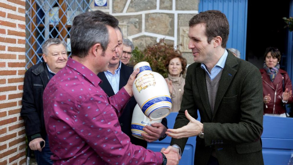 Casado recibió ayer un premio en el pueblo abulense de Guisando.
