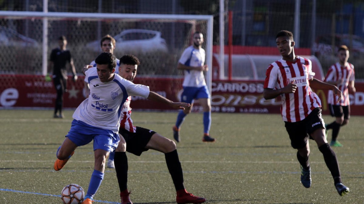 Una acción del partido amistoso disputado ayer entre el Atlètic Segre juvenil y el Mollerussa.