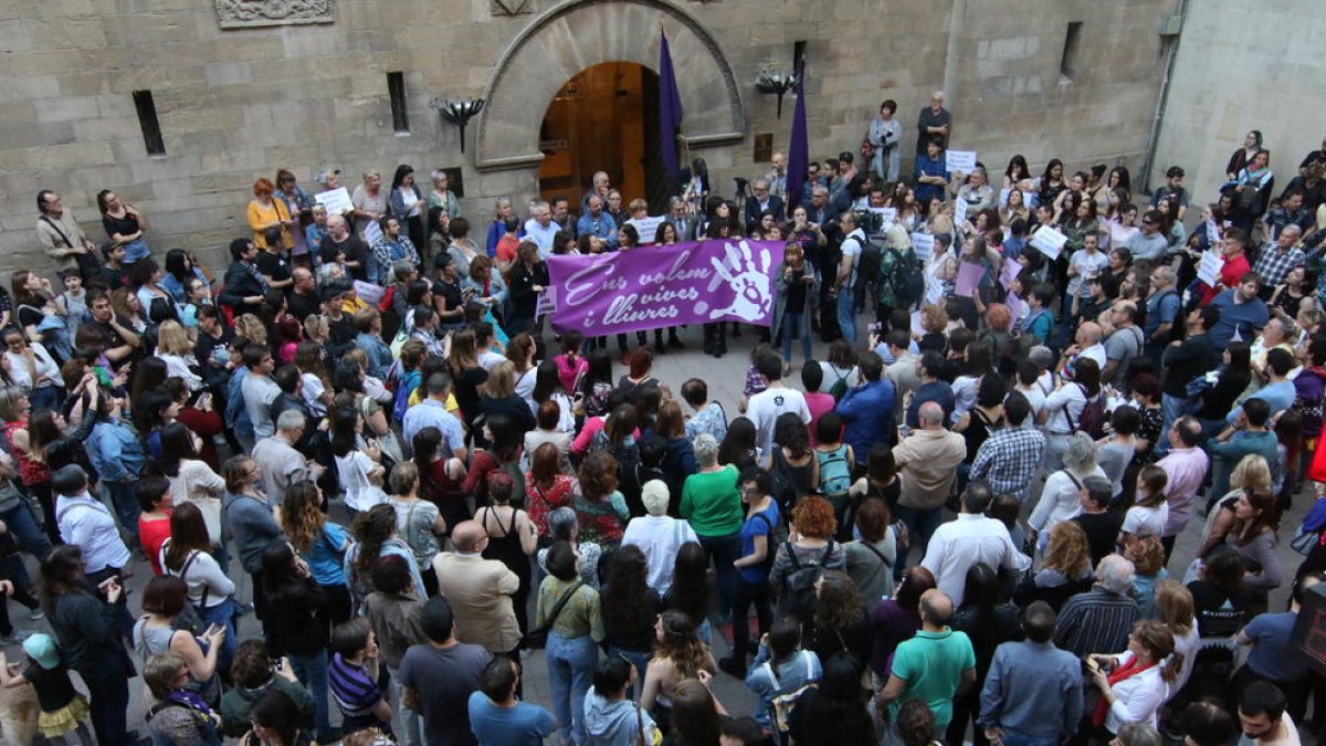 Imagen de la concentración de ayer en la plaza de la Paeria de Lleida contra la escasa condena a La Manada.