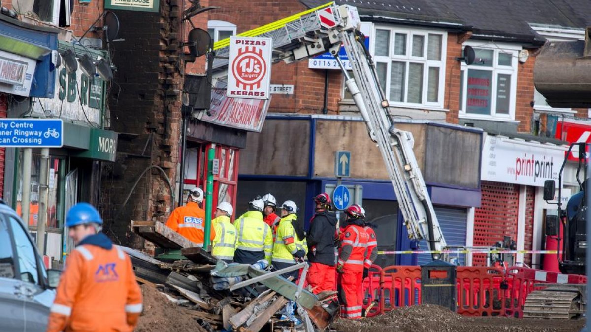 Equips d’emergències al lloc de la deflagració, ahir.