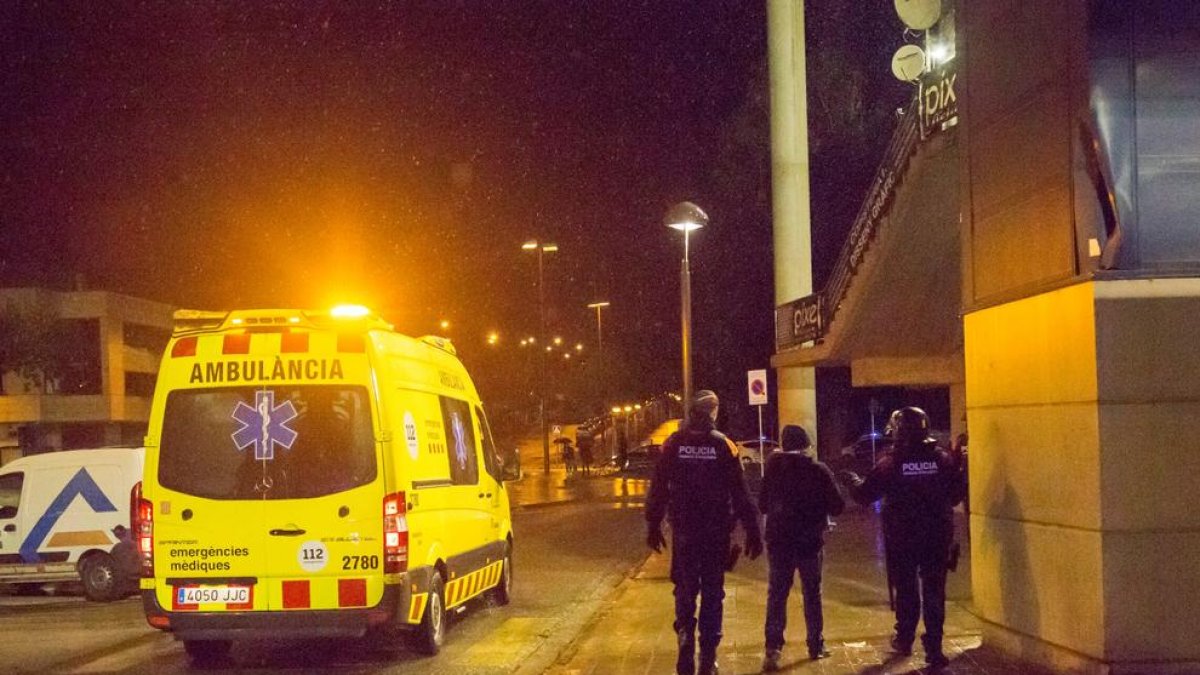 Una ambulància trasllada a l’Arnau, dissabte a la nit, un dels mossos que va ser agredit.