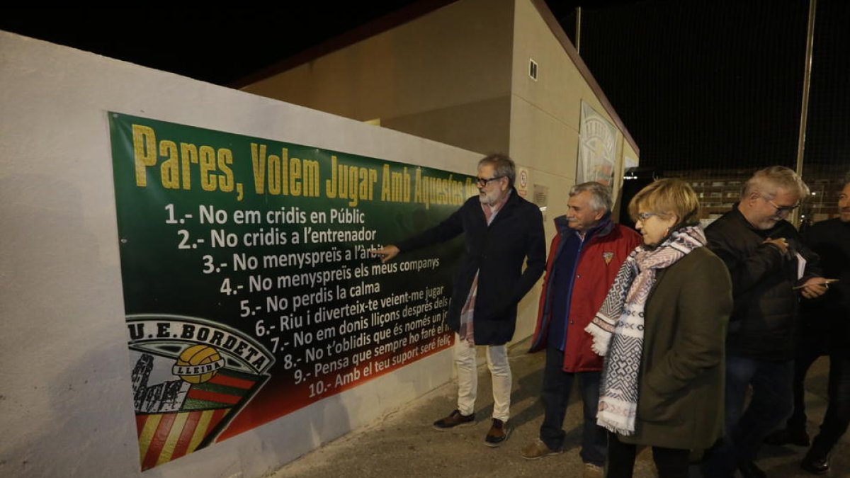 L’alcalde de Lleida, Fèlix Larrosa, ahir a les instal·lacions de la UE Bordeta, davant d’un mural amb el decàleg pel ‘fair play’.
