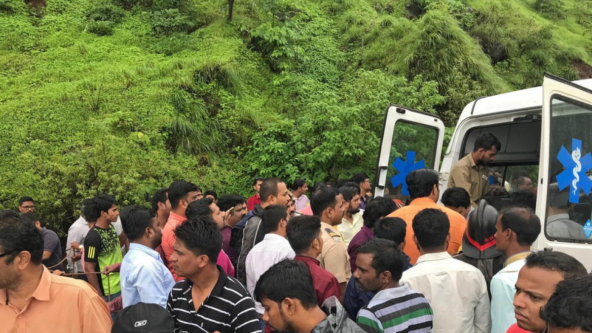 Los equipos de rescate en el lugar donde cayó el autobús.