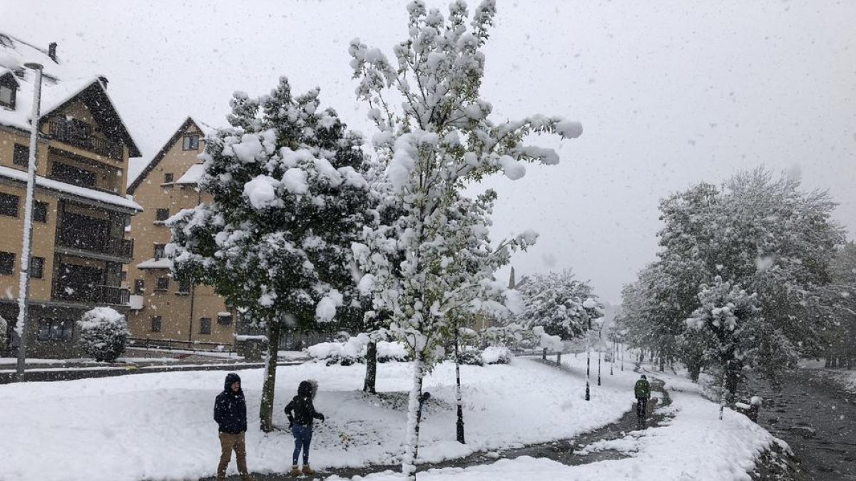 Niños jugando con la nieve en Vielha donde se llegaron a acumular casi 20 centímetros.