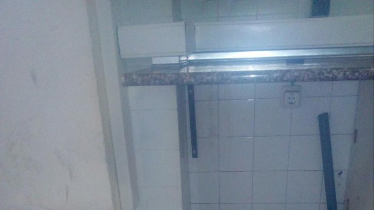 Dos imágenes que la PAH, El Comú y Mariola en Moviment difundieron en las redes indicando que son de este albergue.