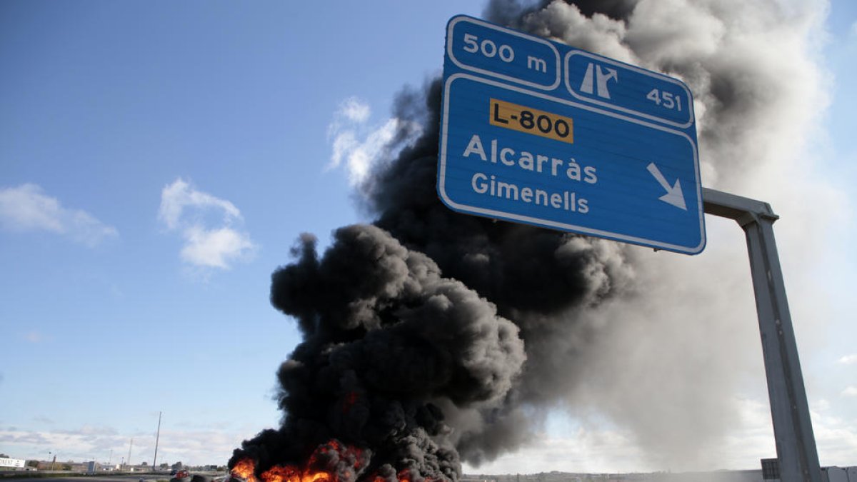 Els manifestants van cremar pneumàtics a l’autovia entre Alcarràs i Soses.