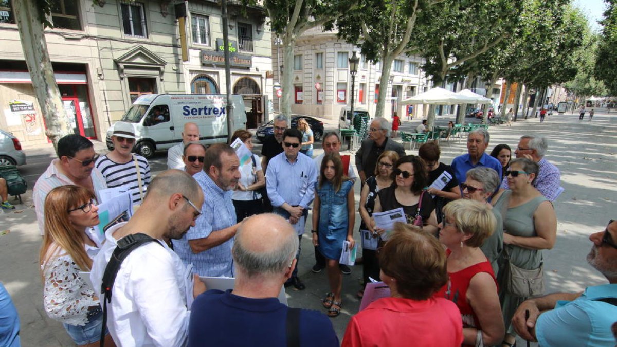 Participants ahir en una visita guiada a Ferran per obtenir propostes de cara a renovar-la.