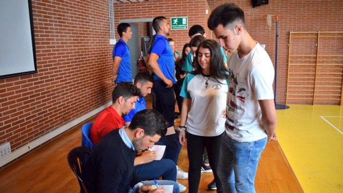 Gerard Albadalejo y el resto de miembros del Lleida con alumnos.