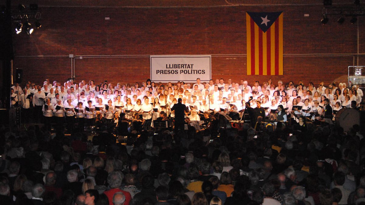 Mil persones a la cantata de Josep Rosinach a Bellvís