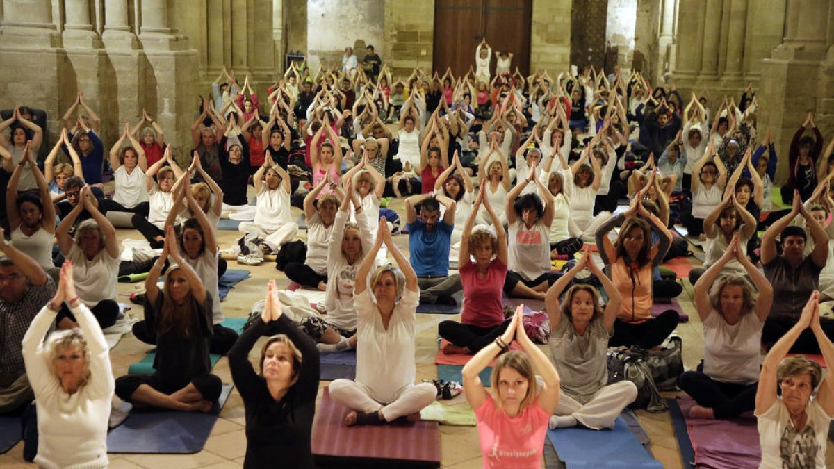Singular sesión de yoga, anoche en la Seu Vella en una nueva edición de ‘Nits de Lluna Plena al Claustre’.