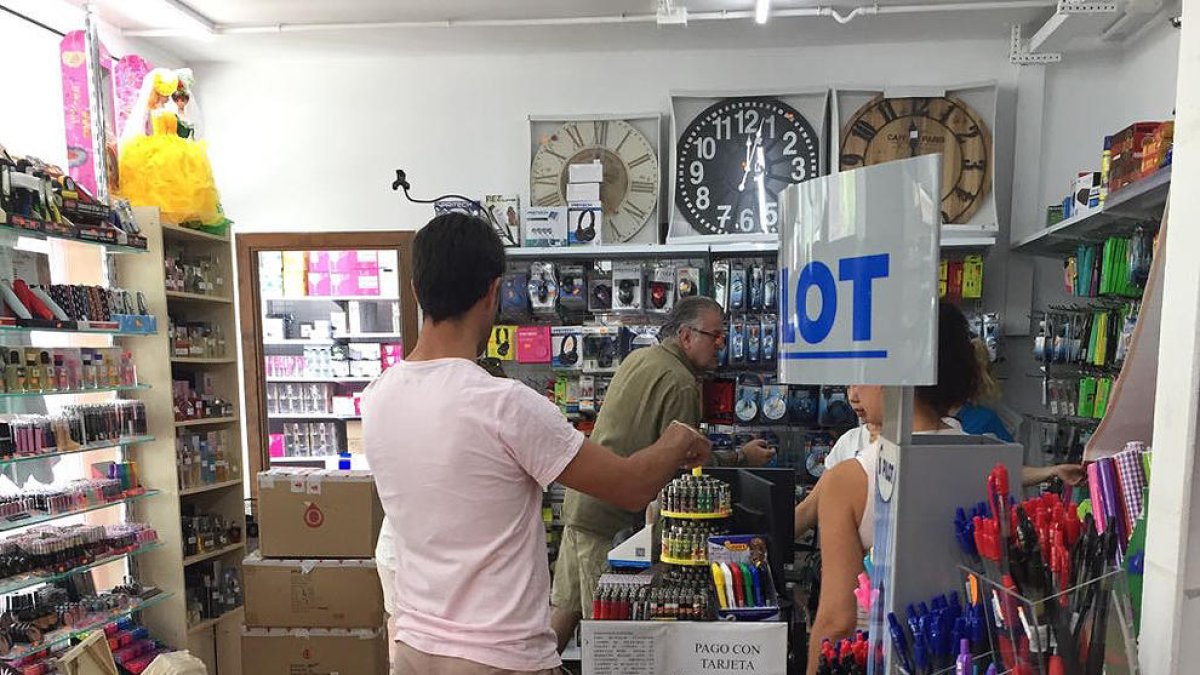 Imatge d’arxiu de Bárcenas en un basar xinès de Vielha.