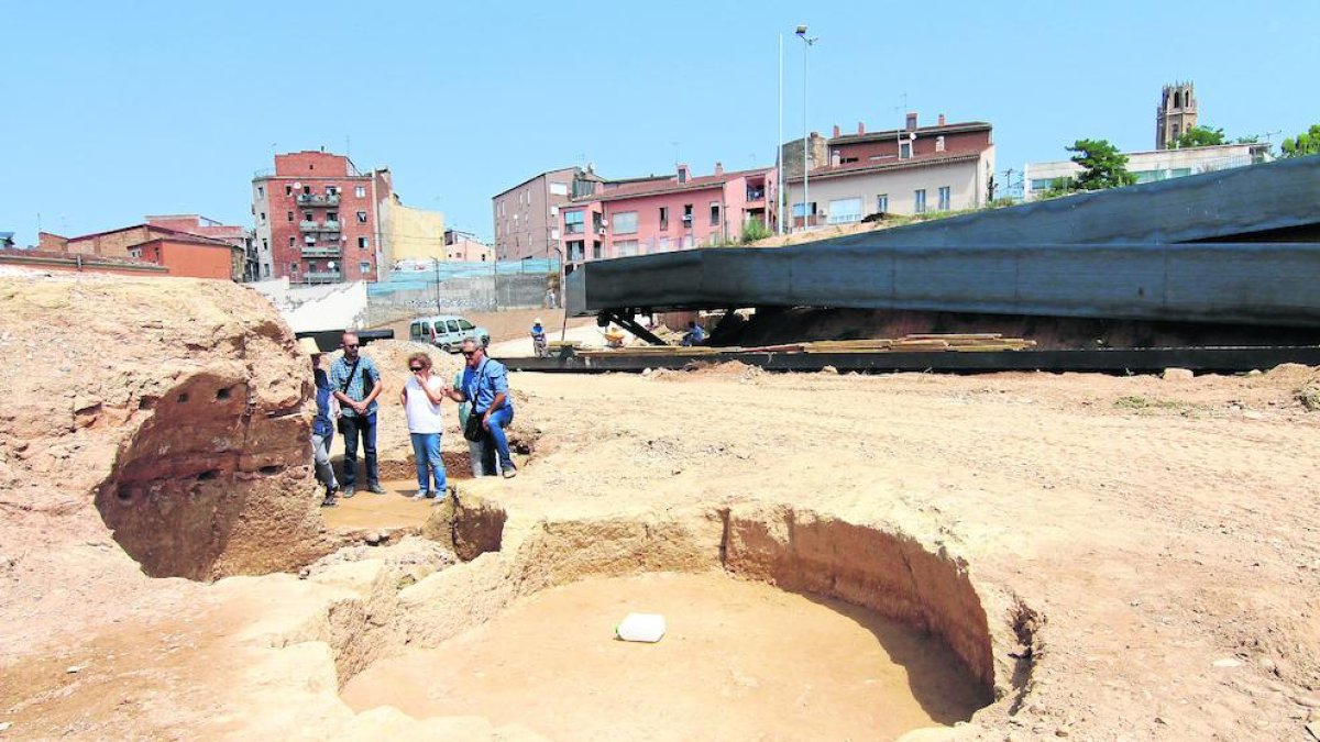 Imagen de la pasarela con restos arqueológicos en el Call.