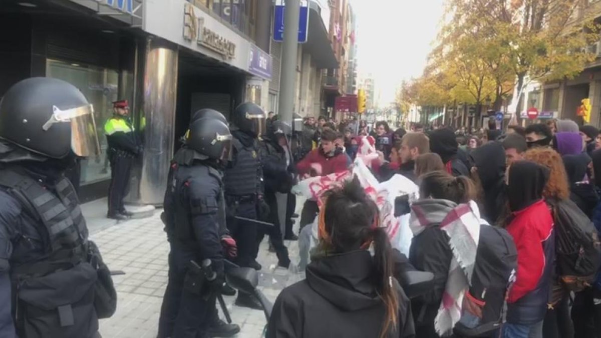 VÍDEO. Denuncien un cop de porra d'un mosso a un manifestant a Lleida