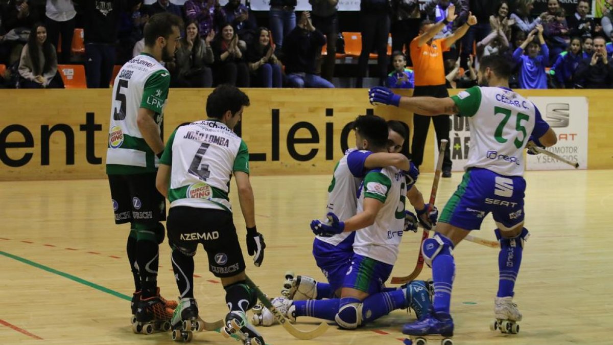 Jugadors de l’ICG Software celebren un dels gols que van marcar davant del Tomar portuguès.