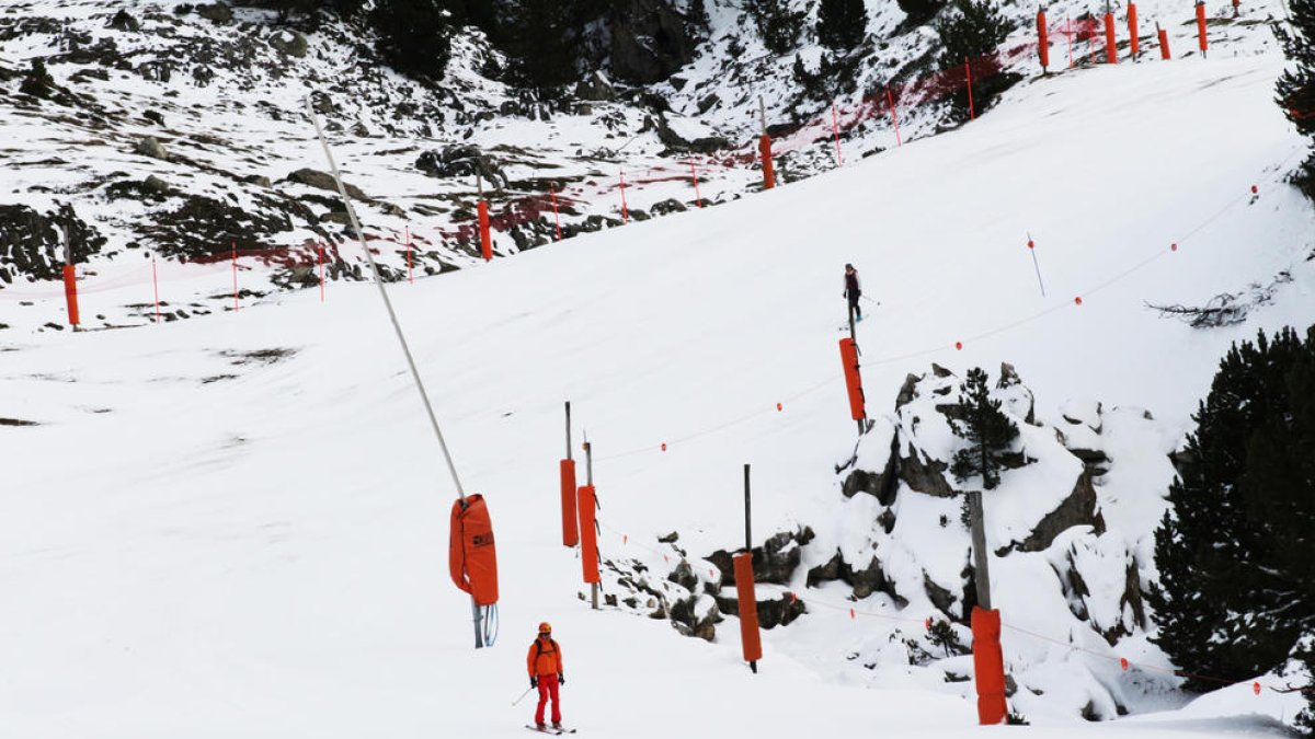 El personal de la estación ya prueba las pistas de Baqueira  -  Personal de pistas de Baqueira Beret prueban esta semana las pistas ya acondicionadas para abrir mañana (en la imagen). La estación aranesa inaugurará la temporada de invierno poni ...