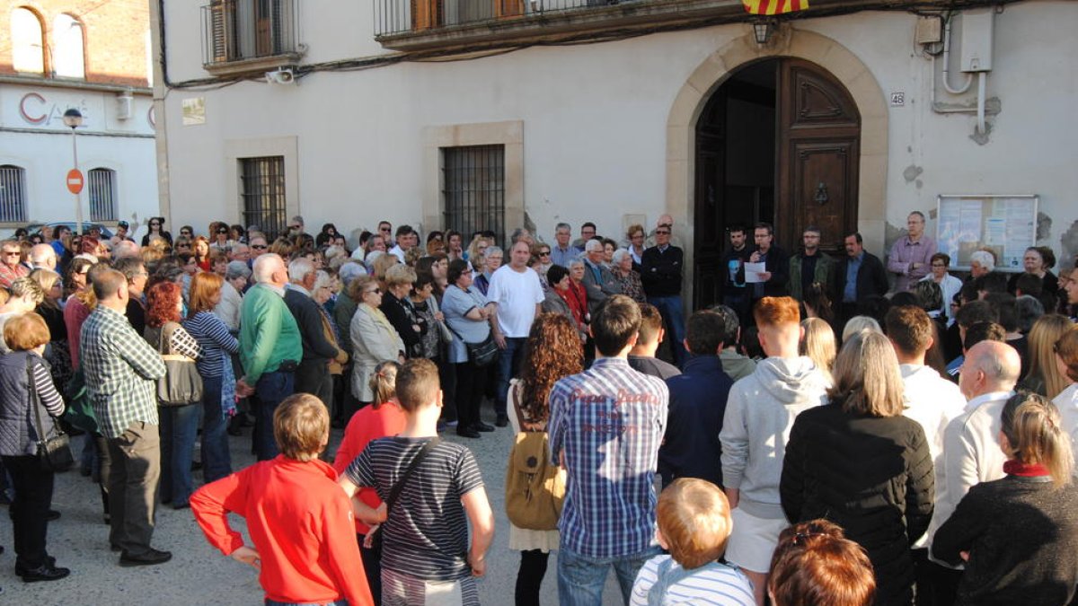 Imagen de archivo de una concentración tras el crimen en Bellvís, ocurrido el 7 de abril de 2017.