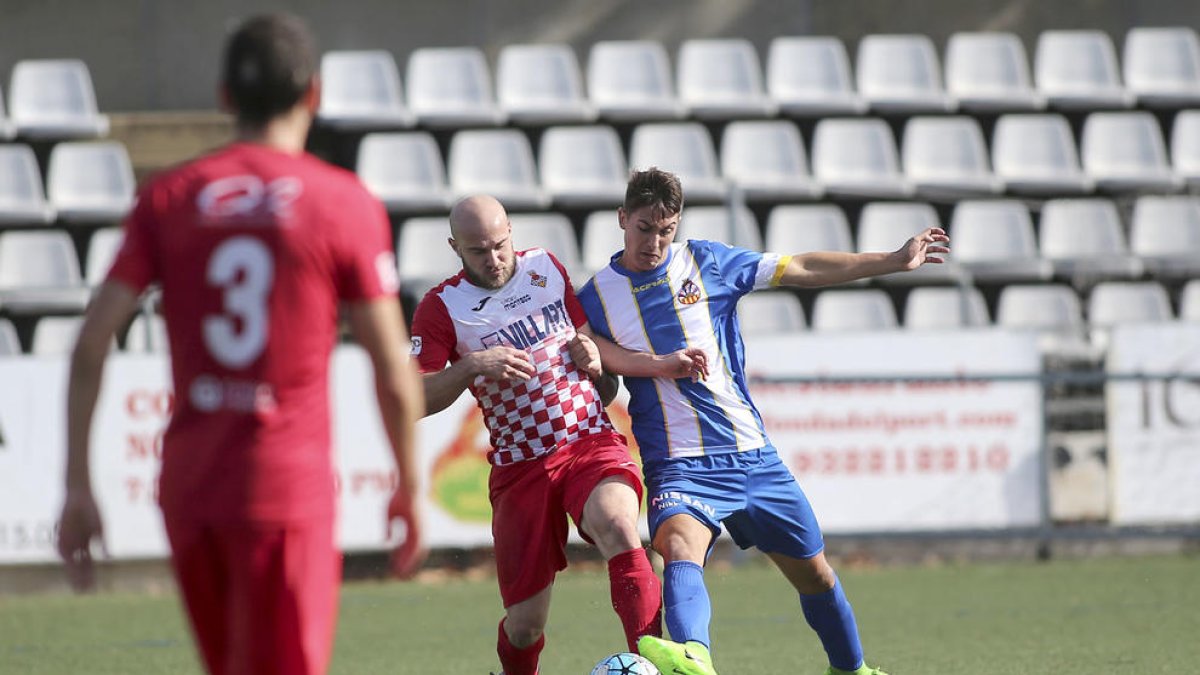 Un jugador del Balaguer pugna per la possessió de la pilota amb un rival.
