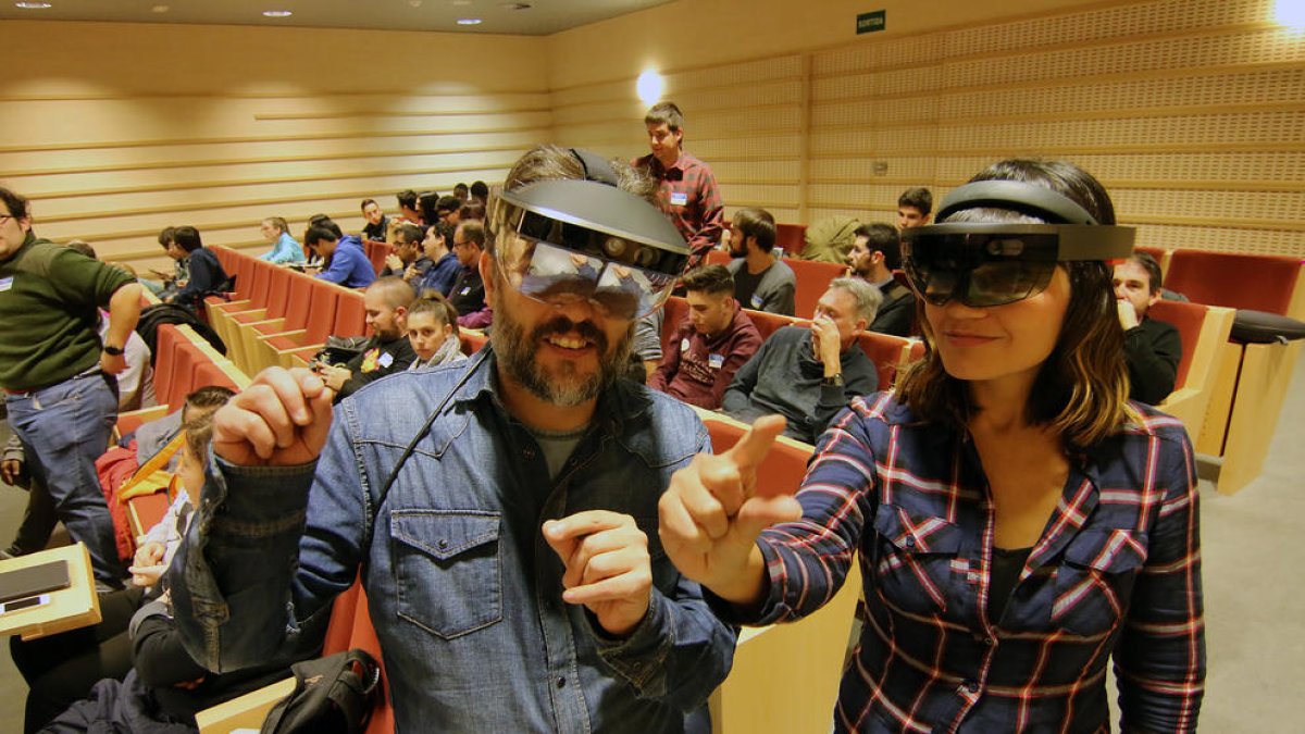 Las gafas de realidad virtual y aumentada fueron la delicia ayer de la jornada celebrada en el Parc Tecnològic de Gardeny.
