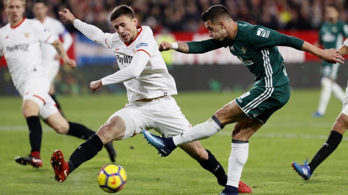 Lenglet intenta evitar la rematada de Sergio León, del Betis, durant el derbi sevillà.