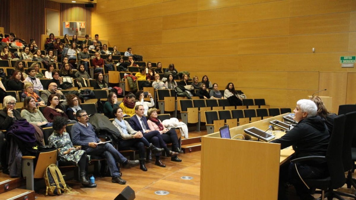 La integrant de l’entitat Creació Positiva Montse Pineda, ahir durant la seua intervenció.