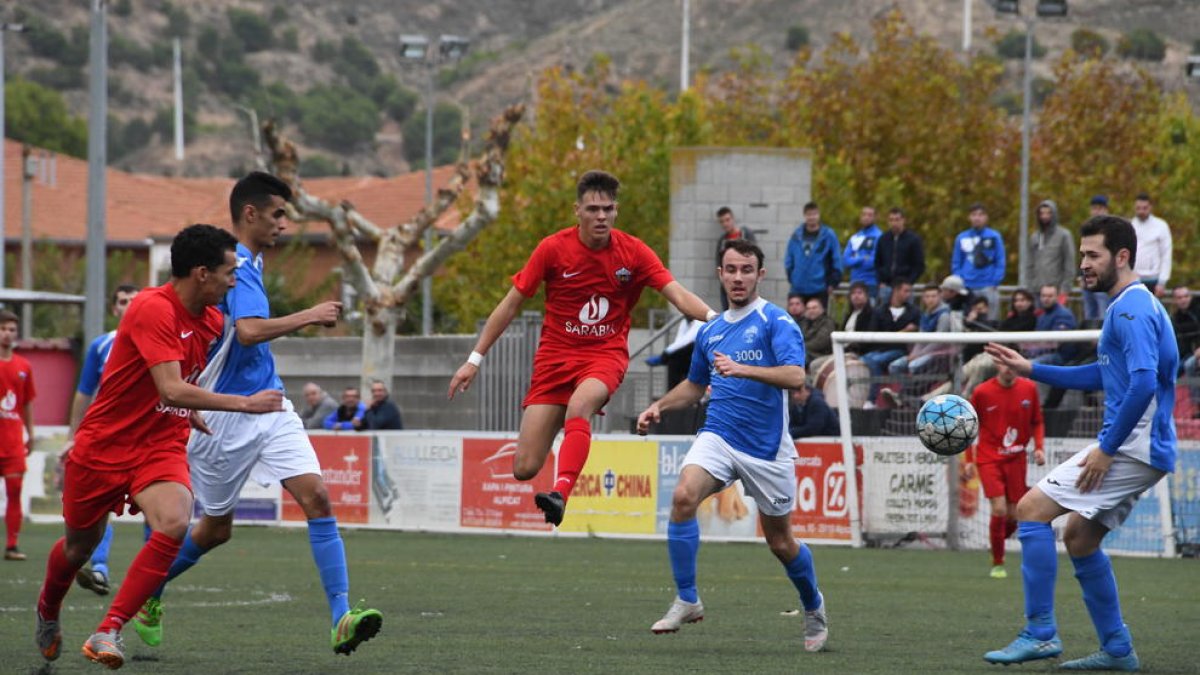 Un jugador del Alpicat golpea el balón ante la presión rival.