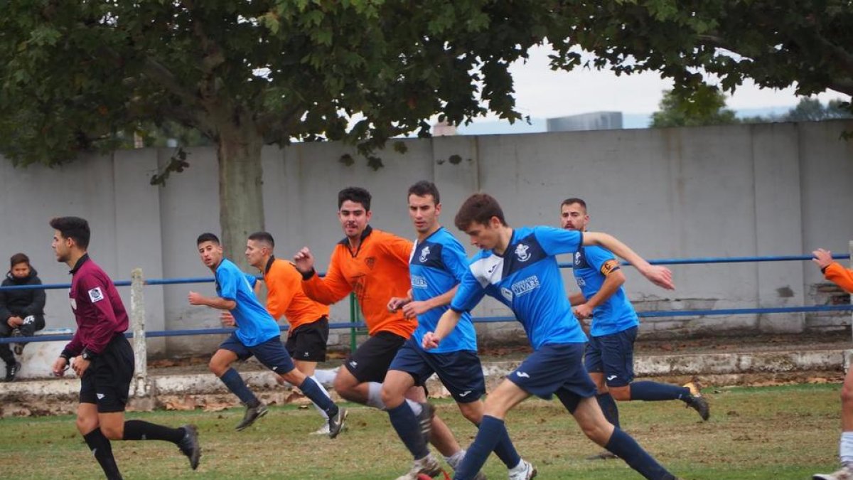 Una jugada del partit d’ahir entre l’Ivars d’Urgel i la Seu d’Urgell.