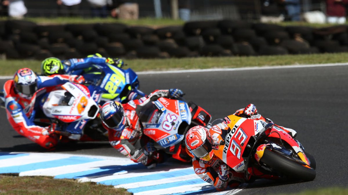 Maverick Viñales celebra su triunfo en Australia junto a Iannone y Dovizioso.