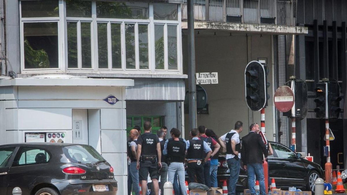 Cordó policial al lloc del tiroteig, al centre de la ciutat de Lieja.