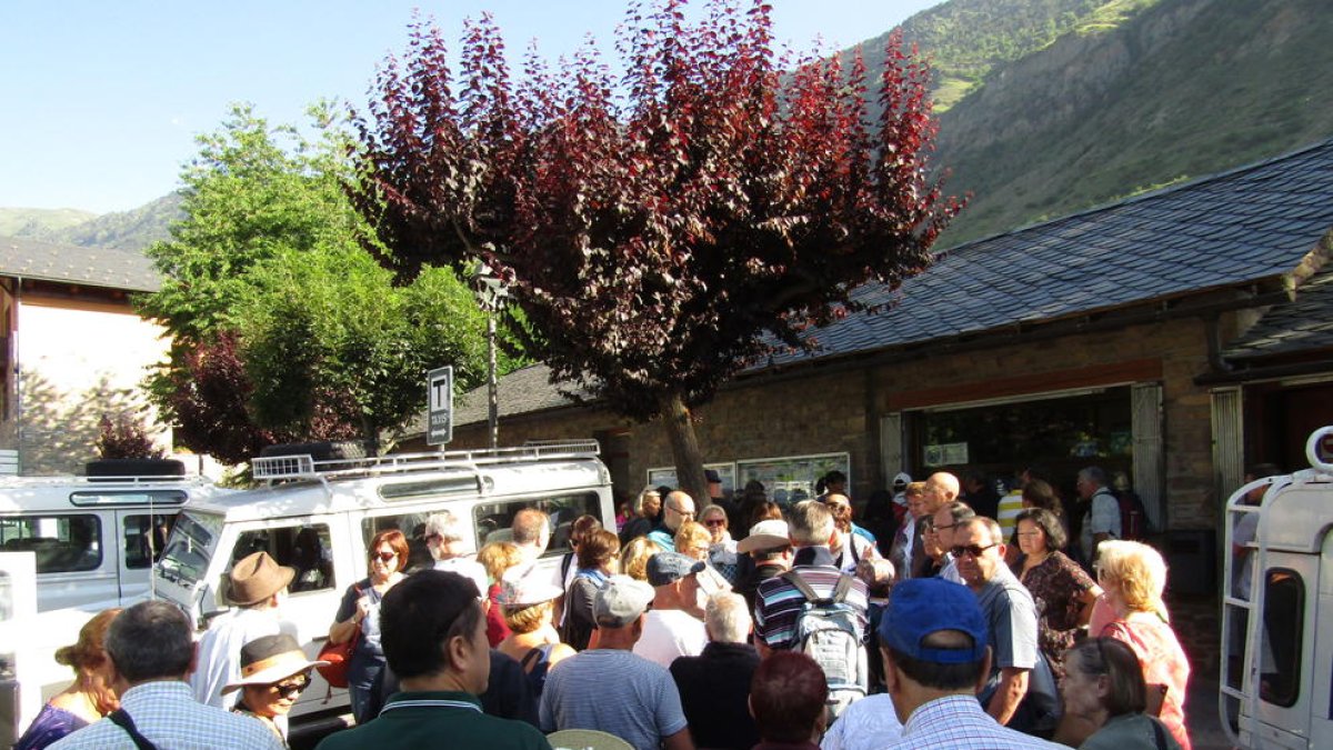 Turistas esperando el servicio de taxi para ir hasta Aigüestortes.