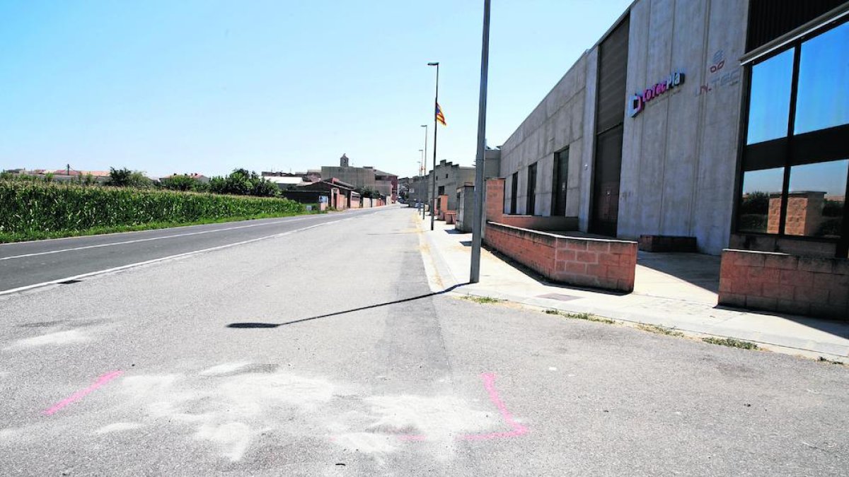 Imagen del lugar en el que se produjo el impacto en la madrugada de ayer, en el polígono Les Planes.