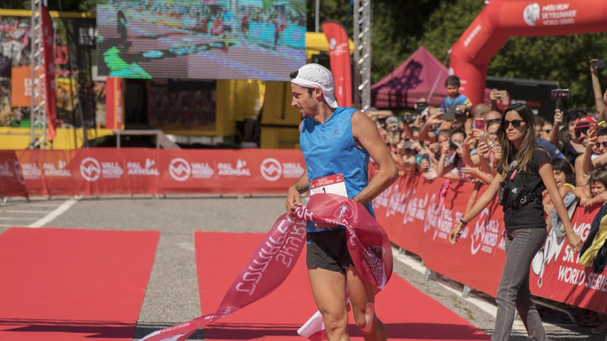 Kilian Jornet, en el momento de cruzar la meta batiendo el récord de la prueba con 2 h y 33 minutos.