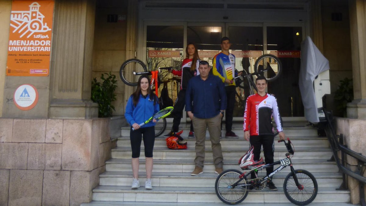 Claudia, Griselda, Alberto del Rosal, Saül i Marc a la porta de la residència Sant Anastasi.