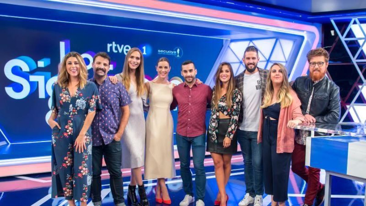 La presentadora Raquel Sánchez Silva (cuarta por la izquierda), con los colaboradores del espacio.