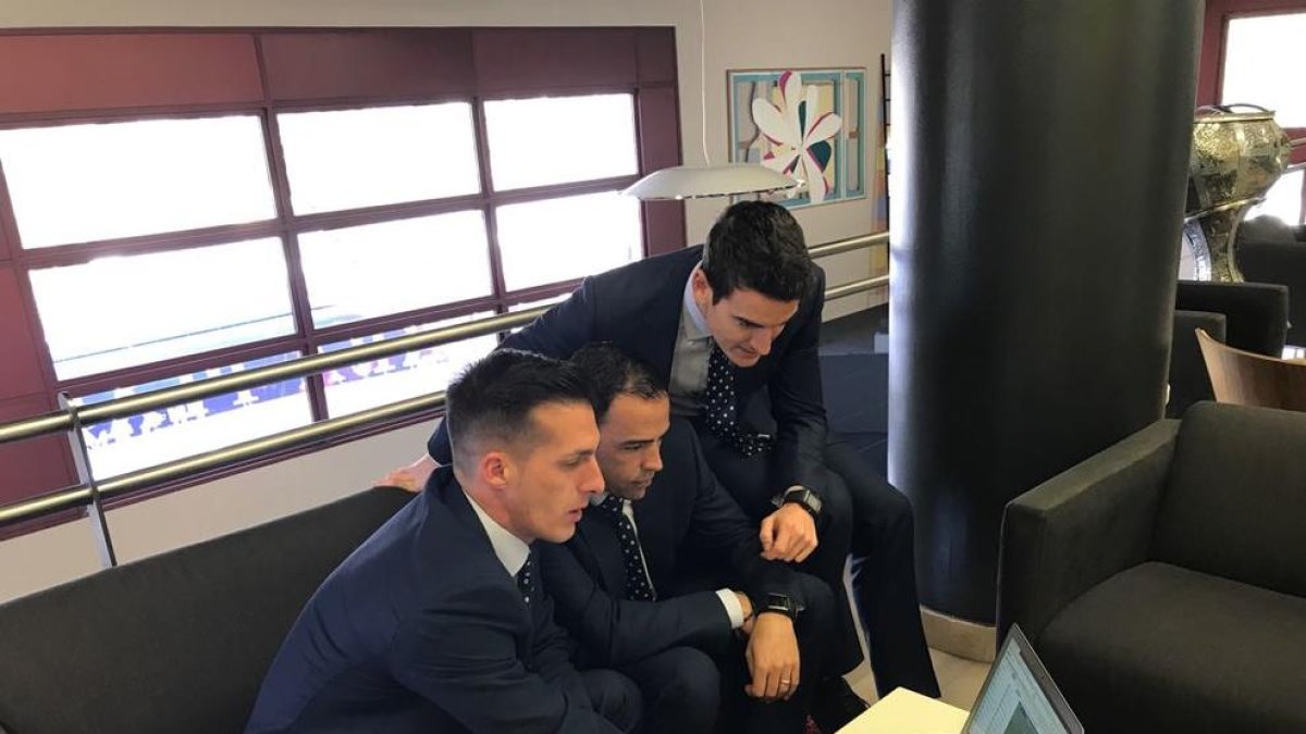 Xavier Estrada y sus asistentes preparan un partido a través de un software que analiza a los equipos.